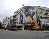 防颱風　花蓮市區趕工拆招牌