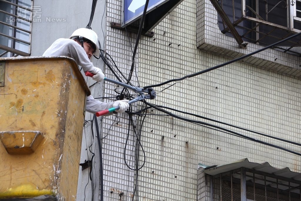 跨區業者違法佈纜破壞巿容 新聞局將嚴加規範