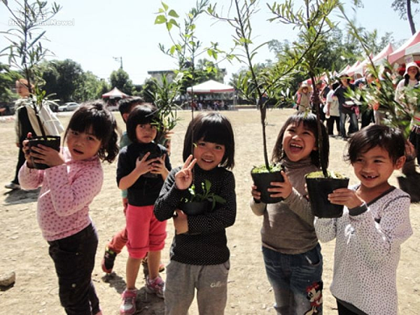 統一發票換苗木，美化環境做愛心。〔圖／羅東林管處提供〕