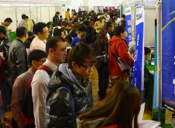 「台南過生活，台南呷頭路」就業博覽會，吸引近4500名求職者前往，有2628人次投遞履歷。