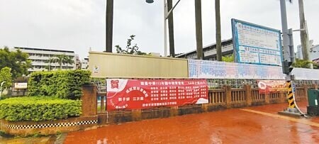 苗栗縣建臺中學錯報學生大學分科測驗科目,校方10日上午出面道歉期望補救。(謝明俊攝)