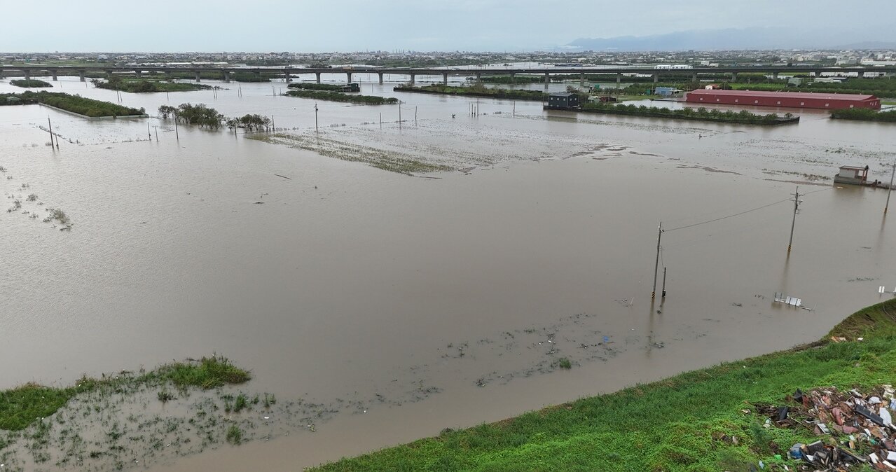 颱風丹娜絲甫重創南台灣，各地災後重建工作還在進行，卻又碰上強降雨，麻豆許多農田積水嚴重。記者劉學聖／攝影 