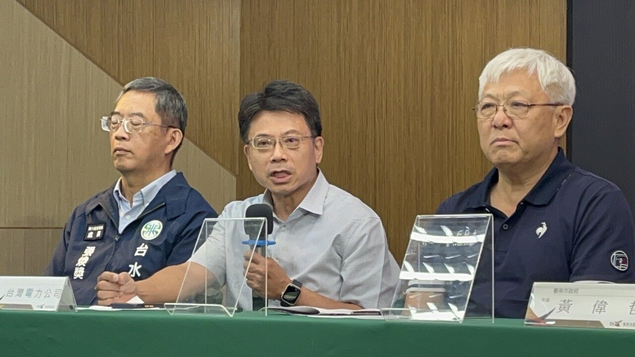 台電配電處副處長林昶旭(中)向停電戶表達歉意。記者吳淑玲/攝影