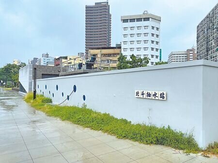 
受到丹娜絲颱風及後續低壓帶、西南風影響，高雄連續多日降下豪雨，今年5月啟用的北斗抽水站有效發揮抽排功能，讓多次發生積淹水災情的鹽埕地區明顯改善。（洪浩軒攝）
