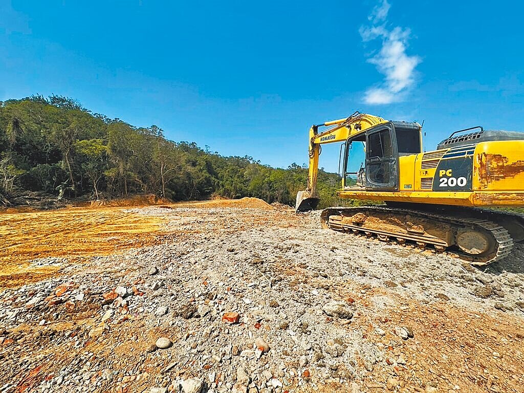 新竹縣知名的「ㄅㄆㄇ猴園」舊址遭人傾倒廢棄物,新竹地檢署追查後起訴12人。圖/竹檢提供