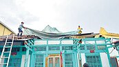 台南7千戶屋頂開口笑　帆布遮雨應急