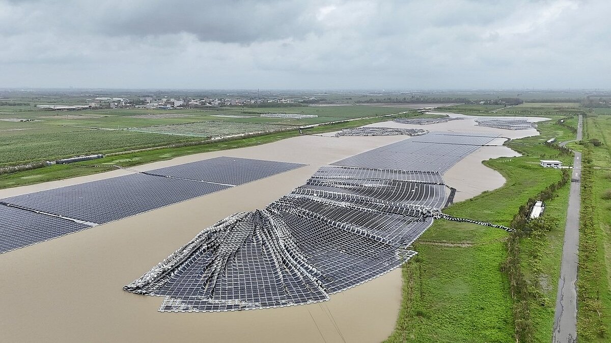 丹娜絲颱風登陸嘉縣布袋鎮,強風造成義竹鄉東後寮滯洪池數百水面型太陽能光電板被掀翻、破裂、如浪板堆疊雜亂,水面滿布殘骸。圖/讀者提供