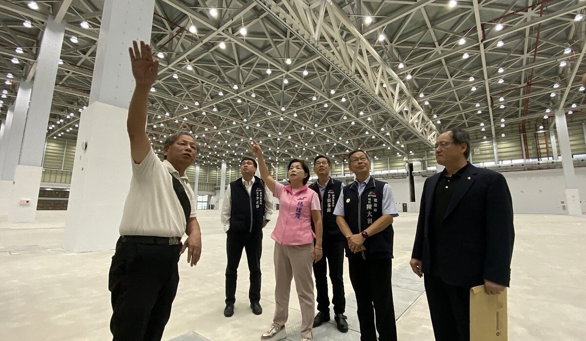 丹娜斯颱風挾帶暴雨,為場館進行「極限壓力測試」,屋頂一度湧入高達1600噸雨水,預計7月15日前完成展覽棟與會議棟3處樓層、地下室等7處機房改善,交貿協進場。 圖/楊瓊瓔提供