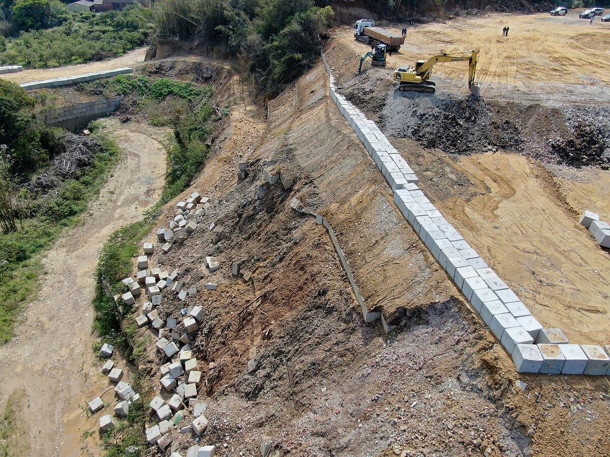 新竹「ㄅㄆㄇ猴園」舊址淪為廢棄物非法傾倒場，檢方起訴羅姓地主等12人，現場堆置高達10層樓。圖／檢方提供
