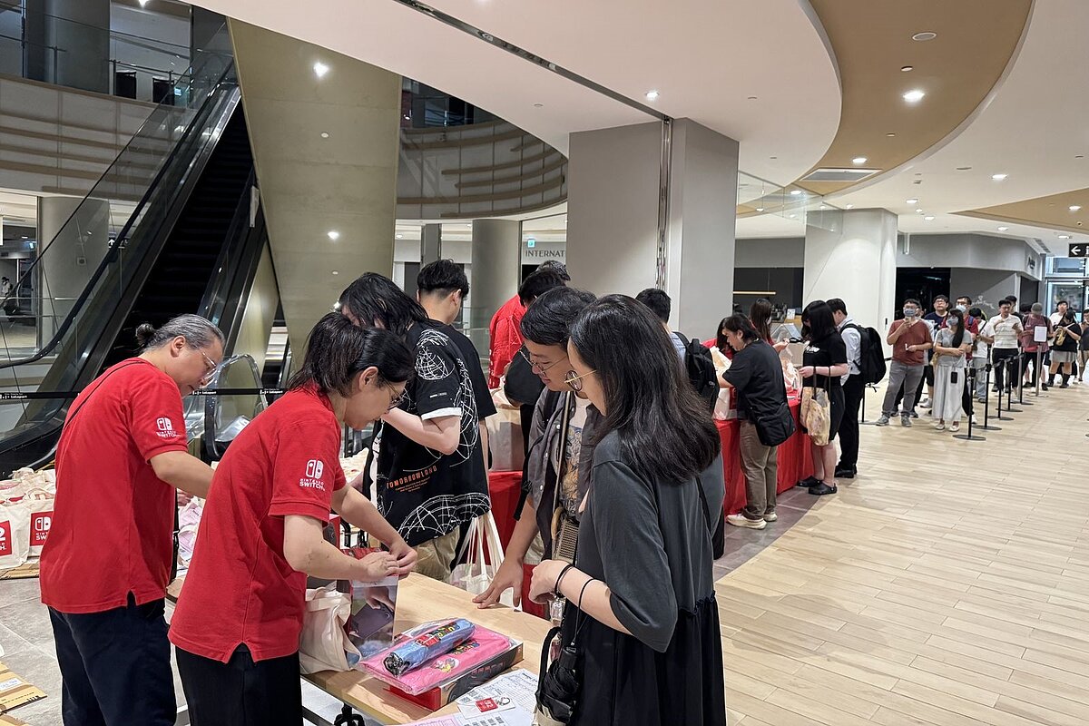 Switch 2開賣,展碁國際凌晨於任天堂授權商品旗艦店舉行首購提貨活動,吸引鐵粉排隊。圖/展碁國際提供
