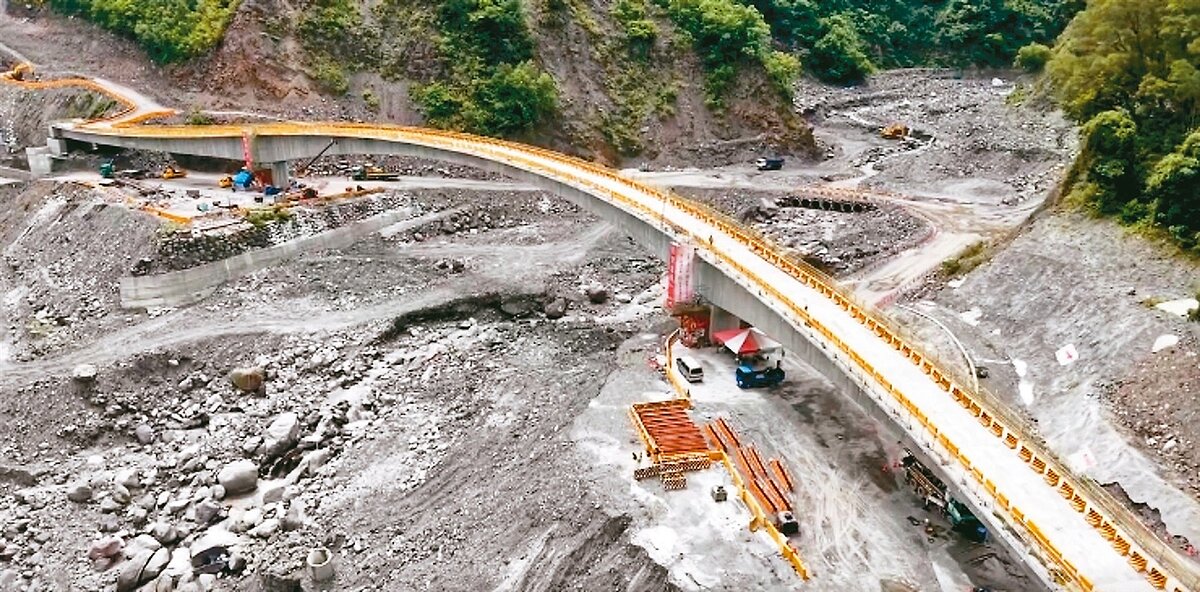 南橫明霸克露橋4年前遭土石流沖毀，興建中的拱橋新橋面升高，最高處距溪底達30公尺、約10層樓高，但專家與居民仍憂心新橋撐不久。圖／蔡嘉陽提供