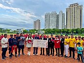 支持在地棒球發展！永慶不動產、永義房屋高雄區經管會　捐贈10萬贊助七賢國中棒球裝備