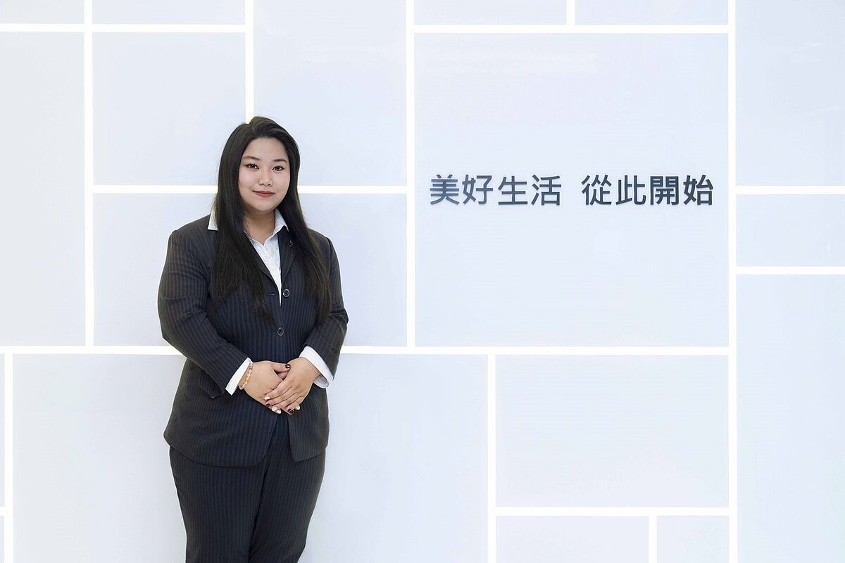 Z世代的陳奕伶在永慶房屋找到工作的成就感與價值,鼓勵年輕人勇於挑戰。圖/永慶房產集團提供