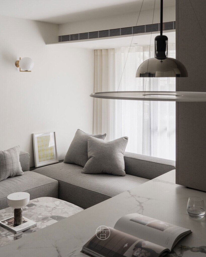 近年小坪數產品成為主流,因此裝修風格轉變為淺色系居多,在視覺上可以有效放大室內空間。