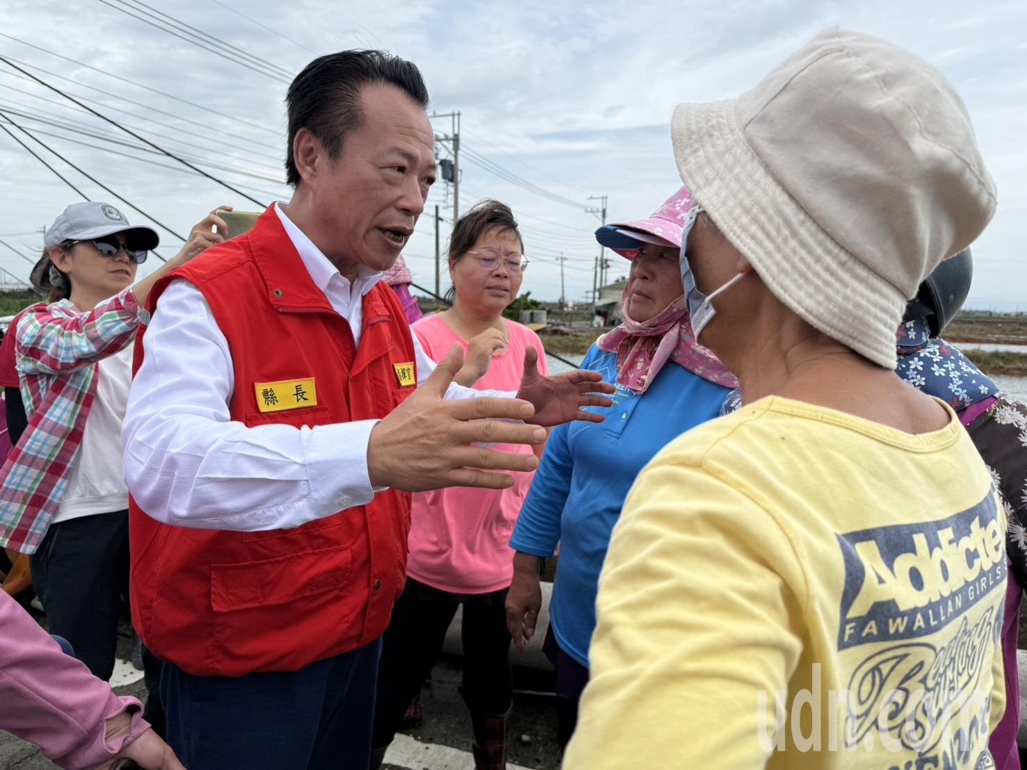 嘉義縣長翁章梁今天義竹勘災並安慰災民,指示盡快搶通道路及復電。記者黃于凡/攝影