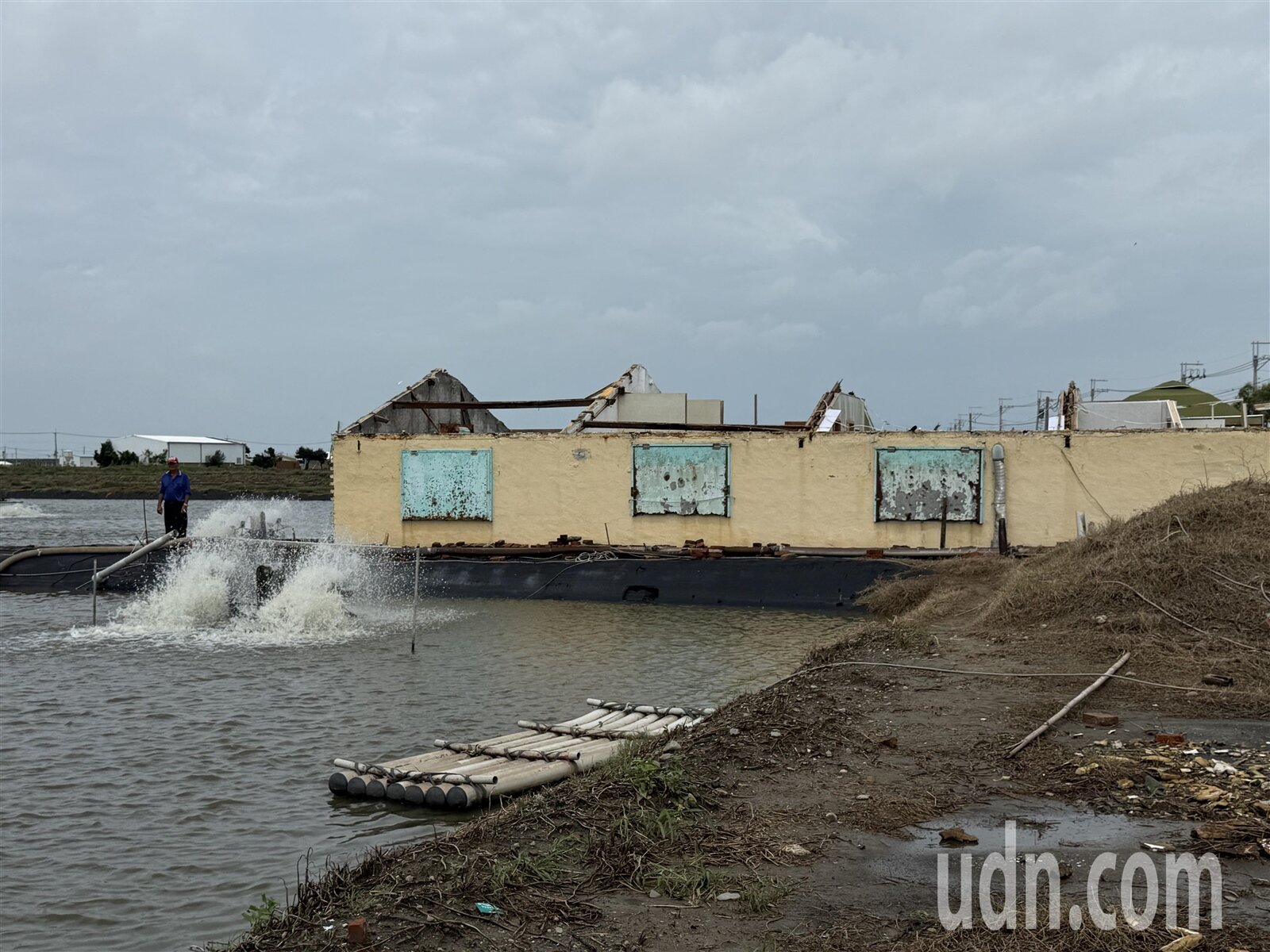 嘉義縣沿海颱風災害慘重,養殖魚業停電6天全靠發電機,魚塭旁工寮兼住家屋頂被掀翻。記者黃于凡/攝影