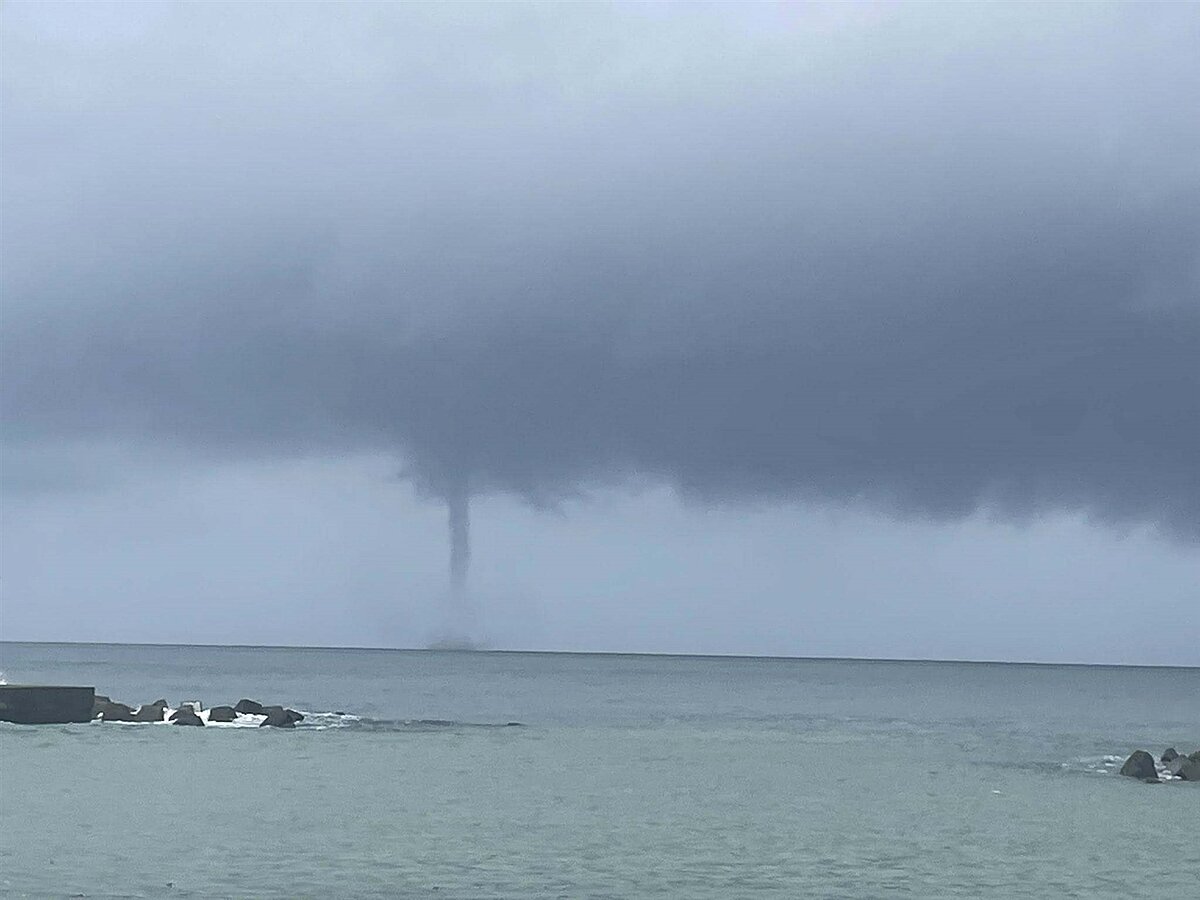 近日屏東豪大雨不斷,天氣異常劇烈,11日近中午時分有民眾在小琉球看到水龍捲。圖/取自小琉球聯盟臉書