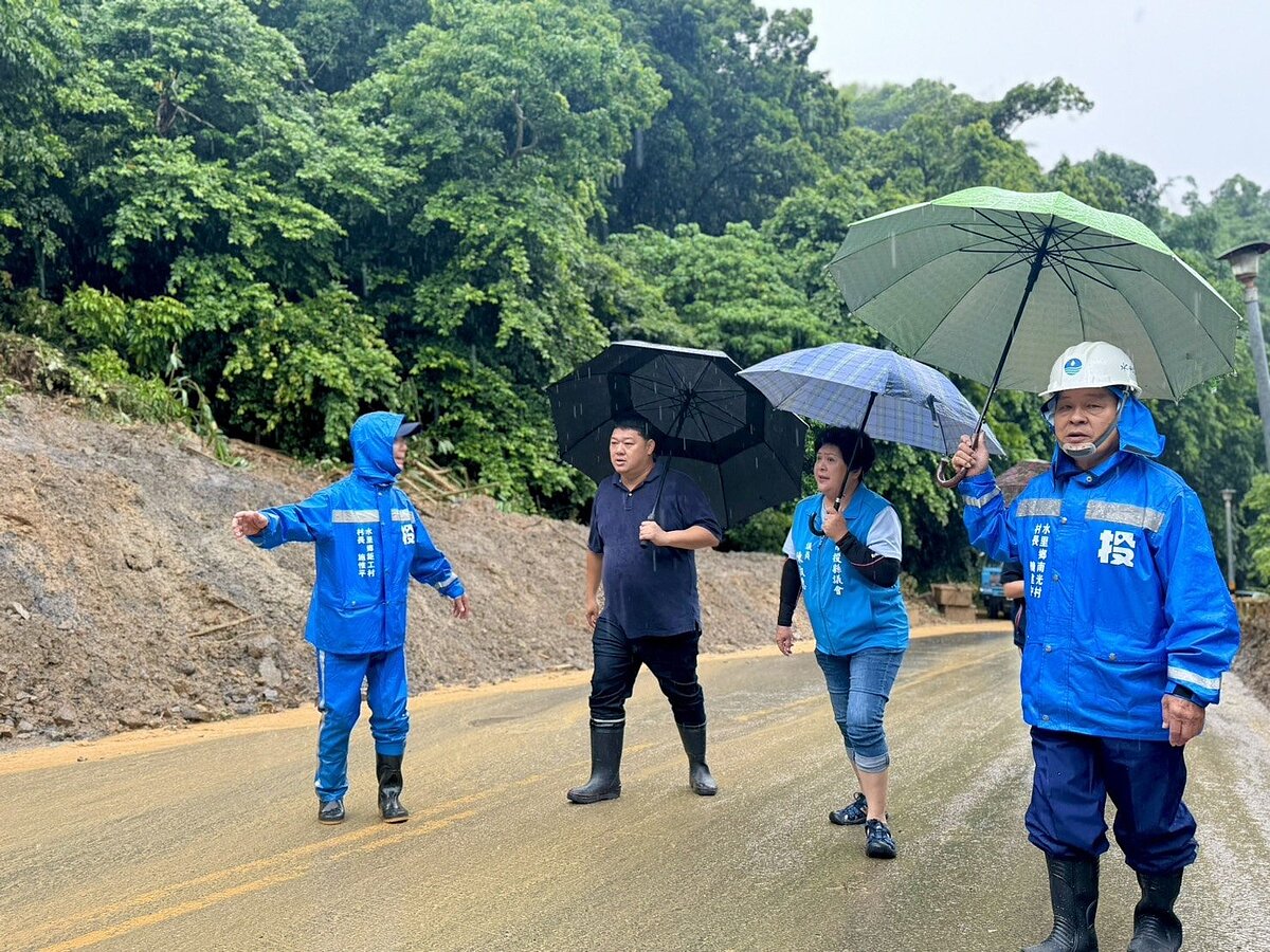 水里鄉二坪路發生嚴重土石流交通中斷，立委游顥邀集公所、台電會勘，加緊搶通道路。圖／立委游顥提供