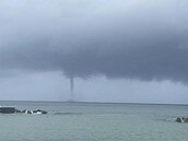 屏東萬丹、小琉球中午驚見龍捲風、水龍捲！