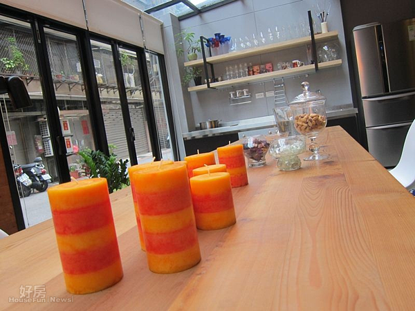 
3.這張長桌平日是讓員工開會或吃飯的地方。