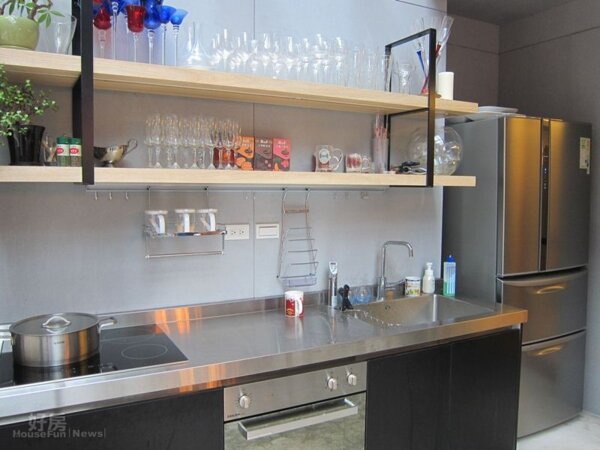 
4.一旁的吧台有簡單的電磁爐，上面擺放各式酒吧，方便調酒喝飲料。
