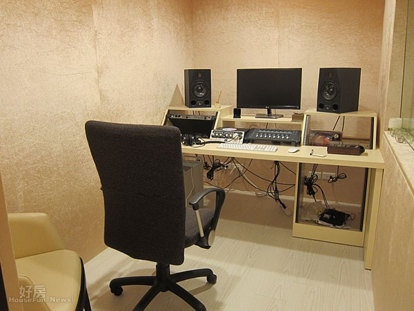 
5.錄音室主控區，光硬體器材就100多萬。