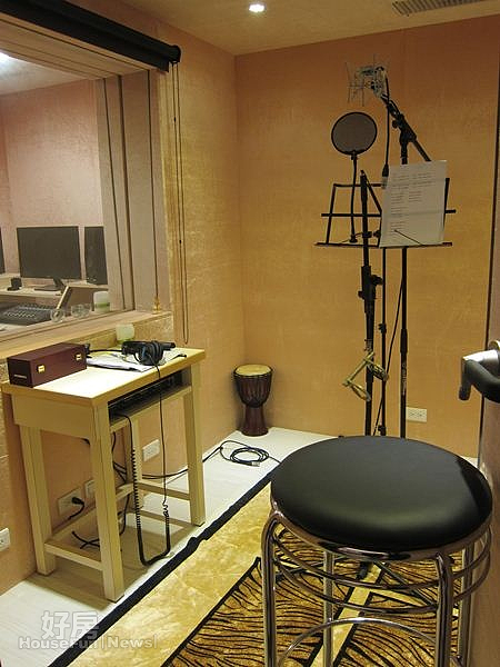 
6.錄音間的玻璃有五道，木門隔音牆也超厚，以求最好的錄音品質。