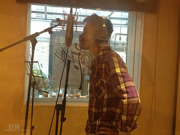 
7.錄音間可以選擇透明，也可以拉下簾子，保留神秘感。