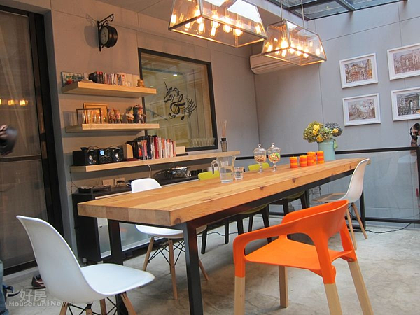 
2.上方用透明天窗，搭配有如燭台的燈飾與木質長桌，很有特色餐廳的味道。