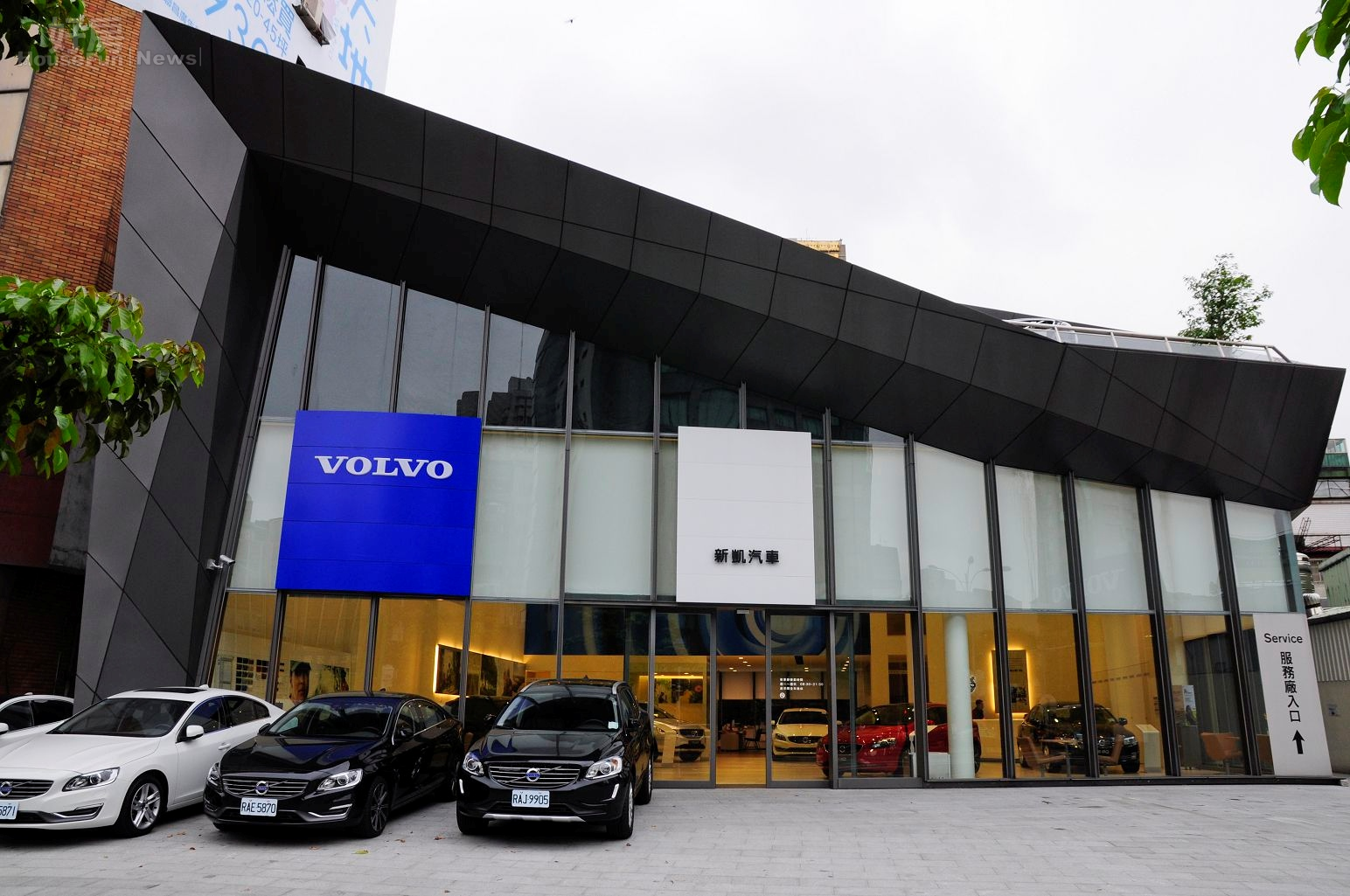 「9月批發、零售及餐飲業營收概況」,在零售業方面,其中汽車銷售超乎預期,volvo汽車停車場變展銷中心。(好房News記者 陳韋帆/攝影)