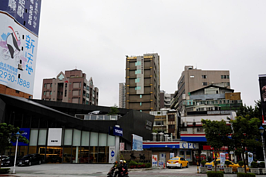 加油站由於來往車輛較多，且汽油有安全上的潛在危機，許多民眾也都不敢住在附近。（圖文/好房News記者 陳韋帆）