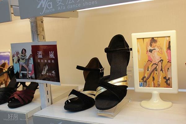 2.這雙金色鑲邊的舞鞋,曾出現在蔡依林《花蝴蝶》專輯中。