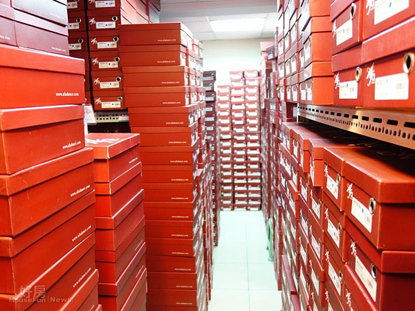 8.60坪的空間除了店面與辦公區,也兼做倉庫使用。