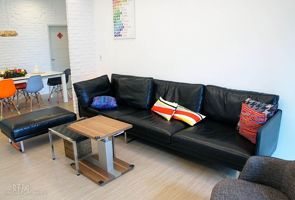 4.會挑選薄邊背的沙發,主要就是看上兩側扶手不占空間,讓座位空間發揮極大化,再放上幾件不同顏色抱枕,就能營造出豐富視覺感。