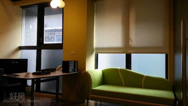 
7.李聖傑的辦公室走極簡風，有網球紋路的沙發很有特色。