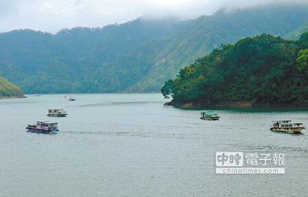 神威庇佑→遊艇公會3日請媽祖到石門水庫遶境,眾都遊艇隨行在側。(林駿剛攝)