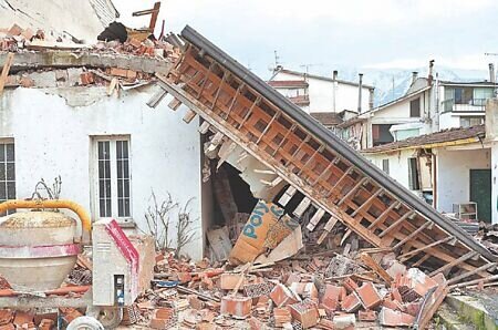 住宅地震保險擴大給付範圍,7月15日起只要被貼紅單的建築物,均可獲得臨時住宿費用。圖∕pixabay