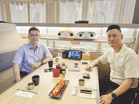 平祿壽司導入台灣製送餐軌道系統,創下高人氣話題,創辦人徐少同(右)與鴻匠科技董事長羅匡臣(左)攜手打造MIT驕傲,平祿壽司新店插旗南屯,打造台中必吃浮誇系品牌。圖∕王妙琴