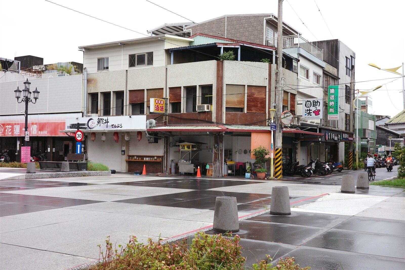 花蓮縣日出大道路面由花崗岩石材鋪設，機車騎士雨天騎在大道上容易打滑摔車。縣府將增加路口鋪面粗糙度，提升摩擦力等。記者王思慧／攝影 
