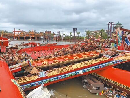 南鯤鯓代天府牌樓6日晚間11時因颱風侵襲倒塌碎裂。(郭良傑攝)