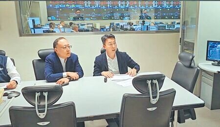 交通部長陳世凱(右)7日中午前往高鐵桃園運務大樓視察並慰勉值勤人員,肯定大家在丹娜絲颱風期間全力應變,以協助高鐵於上午9時40分全線恢復通車。(姜霏攝)