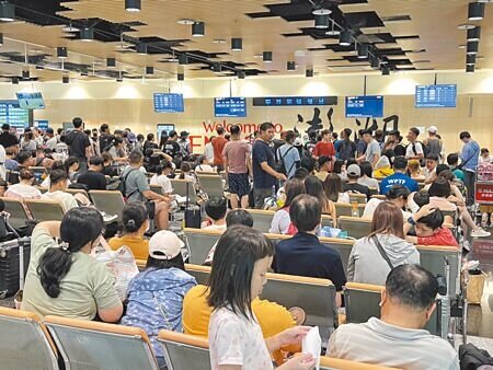 7日下午澎湖機場恢復起降後,候補櫃檯前擠滿等著候補回台的旅客。(許逸民攝)