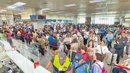 台金空中交通在停飛1天半後,7日下午恢復航運,近千名遭滯留旅客擠爆金門尚義機場大廳搶候補機位。(于家麒攝)