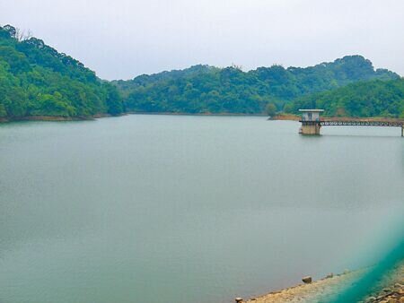 丹娜絲颱風7日清晨過境北台灣西岸,桃竹苗各水庫再進帳,幾乎來到滿水位。圖為新竹縣寶山水庫。(陳育賢攝)