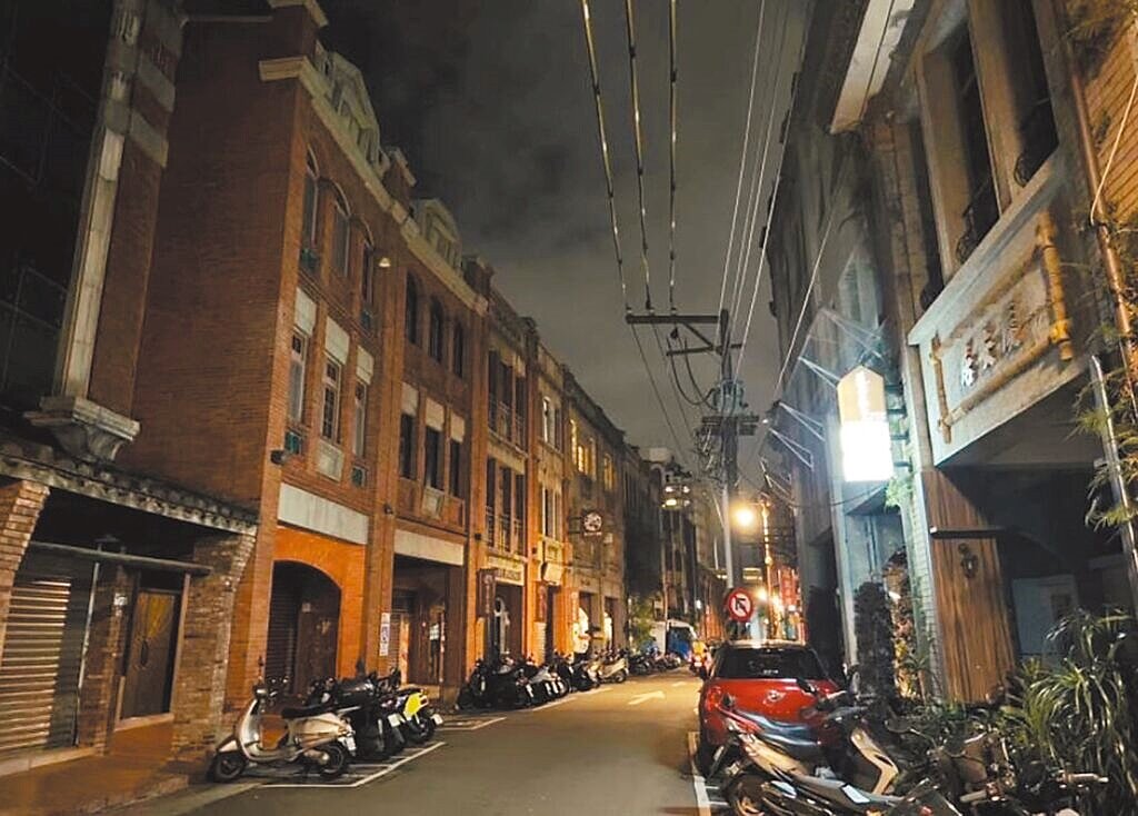 台北市迪化街北街的捷運大橋頭站到迪化街二段的民權西路南北側,因夜間營業店家少、橋體遮擋光線,導致夜間照明非常不足。(台北市議員林亮君研究室提供/邱芊台北傳真)