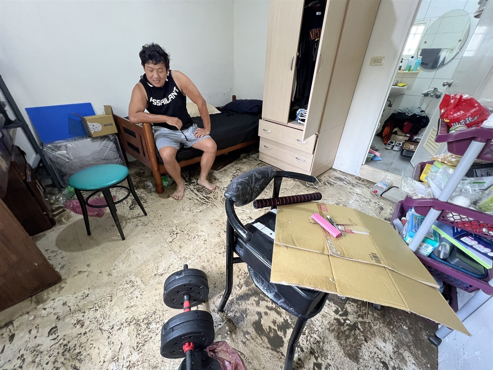 高市旗津區上竹里住戶昨忍著惡臭打掃家園，屋內仍是積滿髒汙，散發陣陣異味。記者張議晨／攝影 