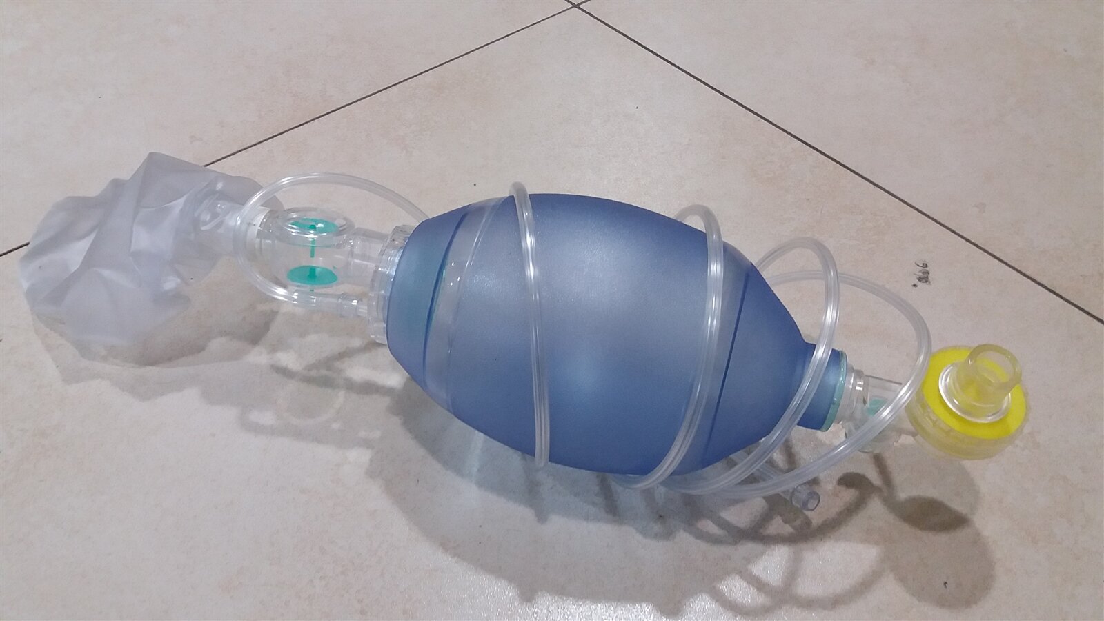 胸腔科醫師蘇一峰於臉書表示,如果怕停電呼吸器停止,應在家中準備一個Ambu甦醒球,氧氣瓶加上甦醒球用手按壓,就可以多支撐半小時。甦醒球示意圖。本報資料照片