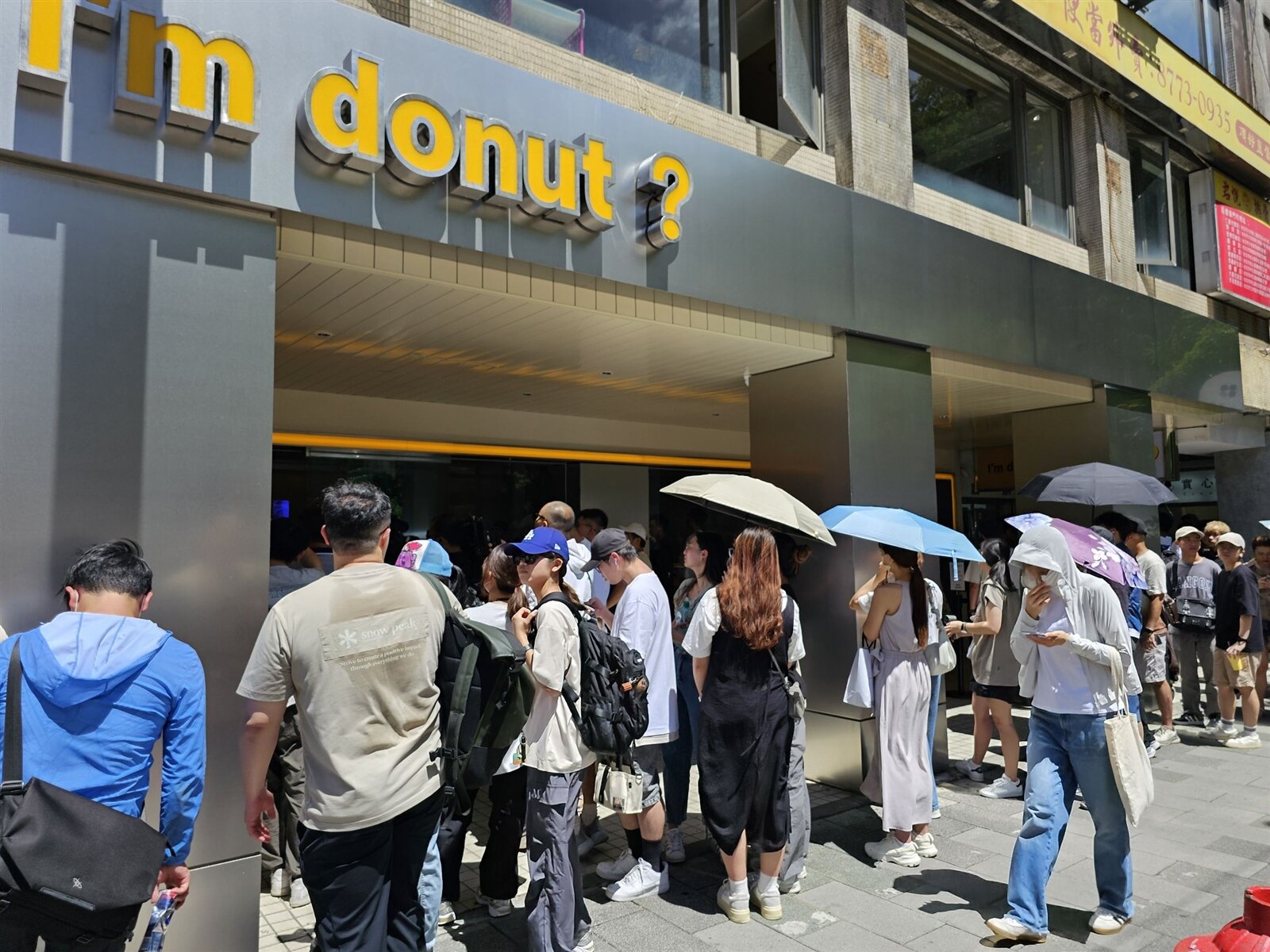 超人氣甜甜圈「I’m donut?」台灣首店日前開幕,吸引數百人現場排隊搶買。記者陳睿中/攝影