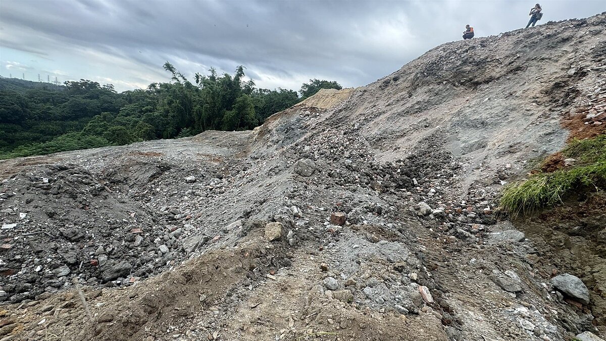 新竹縣寶山鄉三峰村三叉凸1處私人土地,近期又遭非法濫倒廢棄土,整個山谷已被廢棄物回填達15公尺高,縣府環保局將要求行為人提清除計畫。圖/警方提供