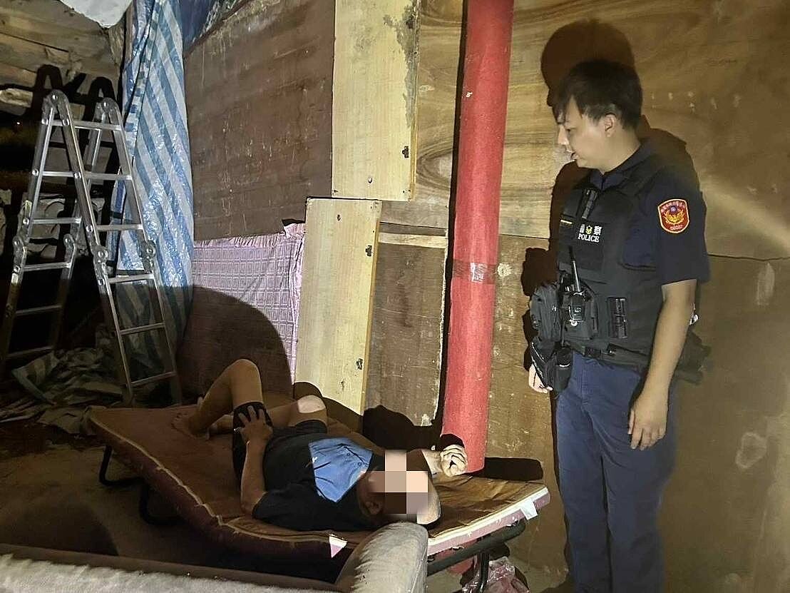 桃園大園73歲賴姓老翁獨居工地內廢棄木屋,警方獲報後到場協助將老翁安置至災害應變中心與社福單位。記者周嘉茹/翻攝